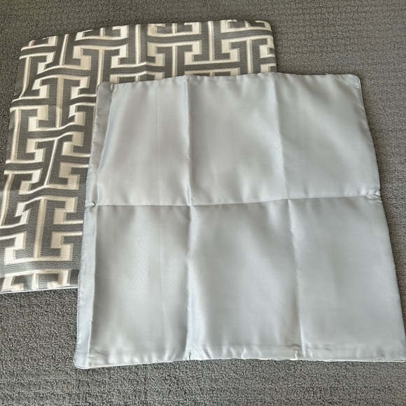 Two 20x20 luxury pillow covers - Picture 5 of 7